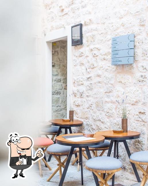 Dai un'occhiata agli interni di Caperasa Bistro & Bar