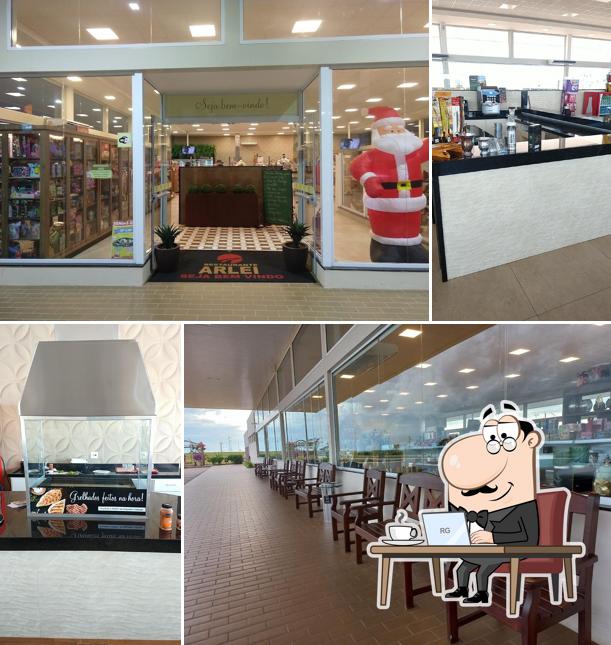 Sente em uma das mesas no Posto Arlei 2