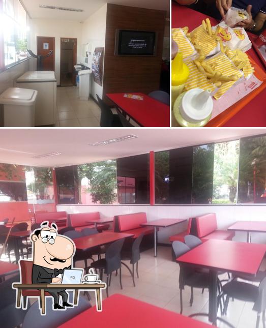 Esta é a foto ilustrando interior e bolo no Maçã e Mel