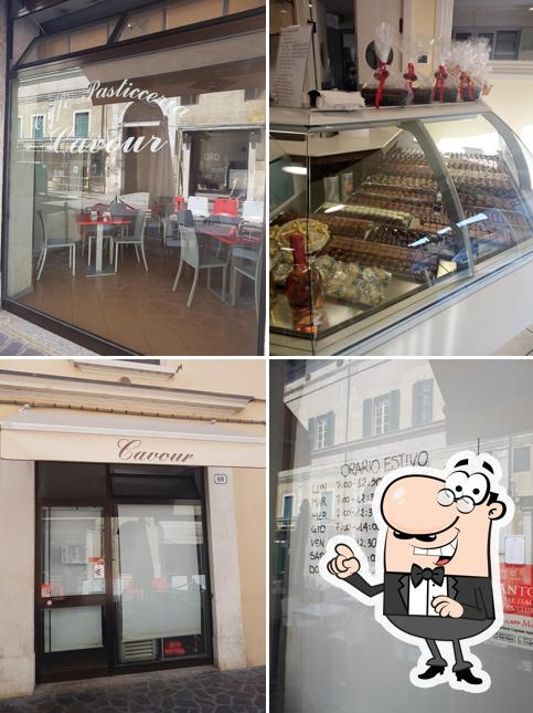 Siediti a un tavolo di Caffè pasticceria Cavour