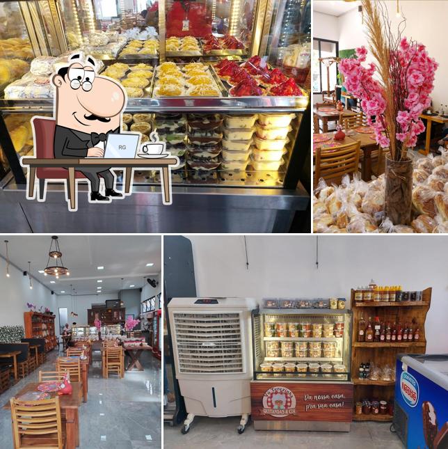 Sente em uma das mesas no Queijos Doces Café Vó Terezinha Quitandas e Cia