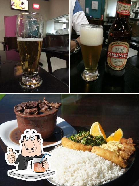 A foto da bebida e comida no Barbatanas Peixe Bar