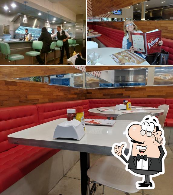 Sente em uma das mesas no Achapa Hamburgers e Delivery - Aclimação