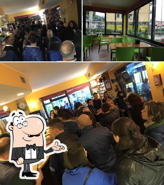 Siediti a un tavolo di bar total