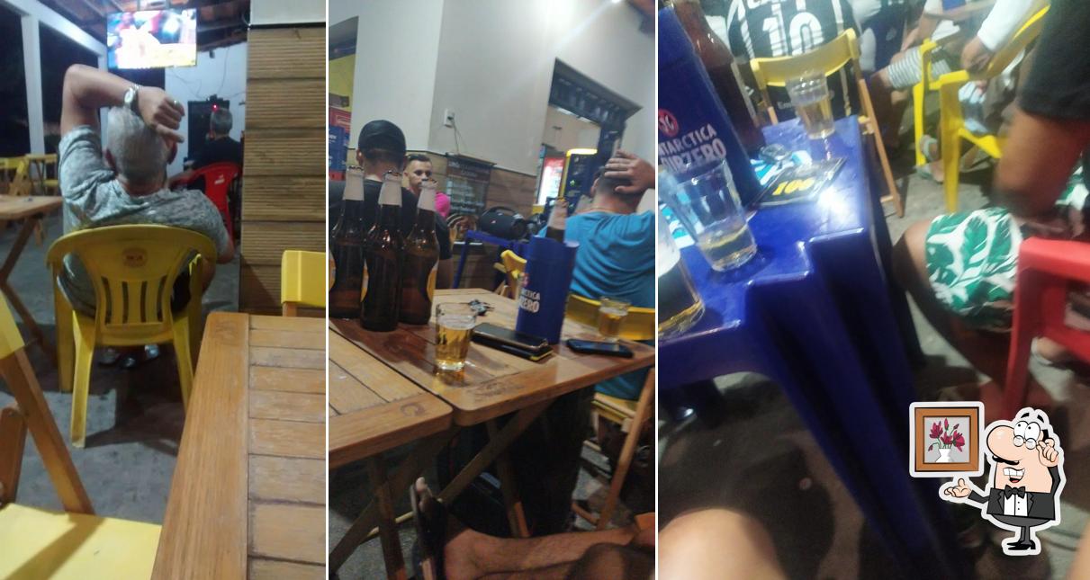 Sente em uma das mesas no Boteco O Marinho
