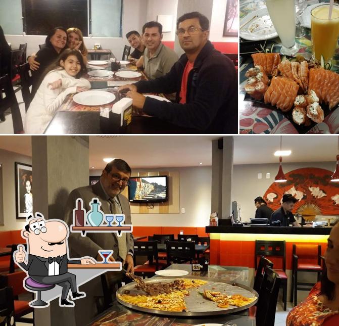 Esta é a foto apresentando interior e álcool no Amarelinho - Pizzaria, Sushi Bar & Restaurante