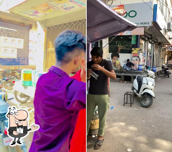 See this picture of Pintu chai wala