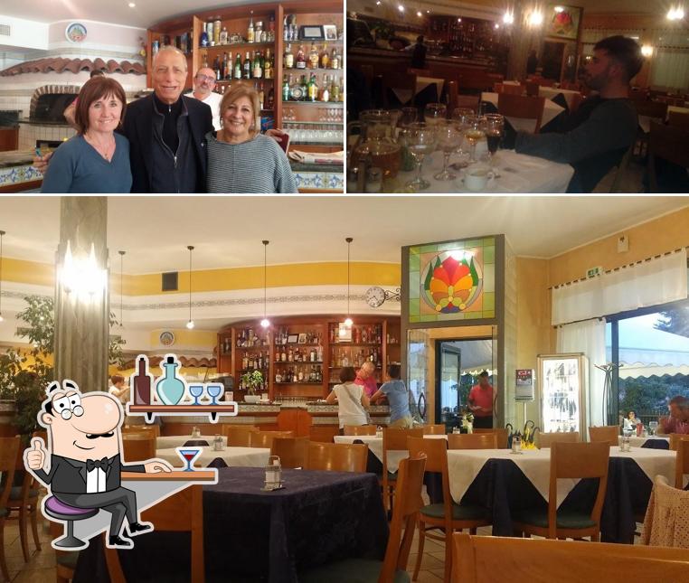 Dai un’occhiata alla foto che presenta la interni e tavolo da pranzo di Pizzeria Posillipo