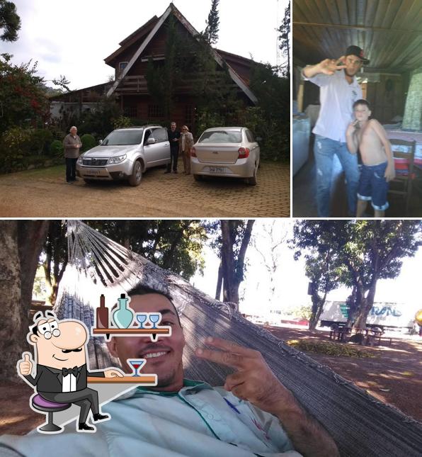 Sente em uma das mesas no Restaurante Nó de Pinho