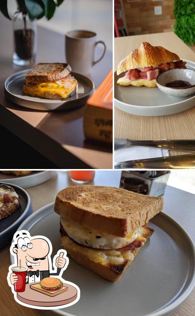 Peça um hambúrguer no NONI Padaria