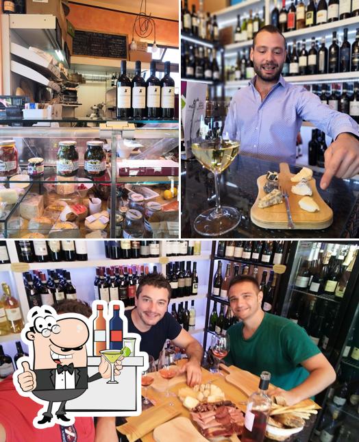 Dispensa dei Golosi si caratterizza per la bancone da bar e vino