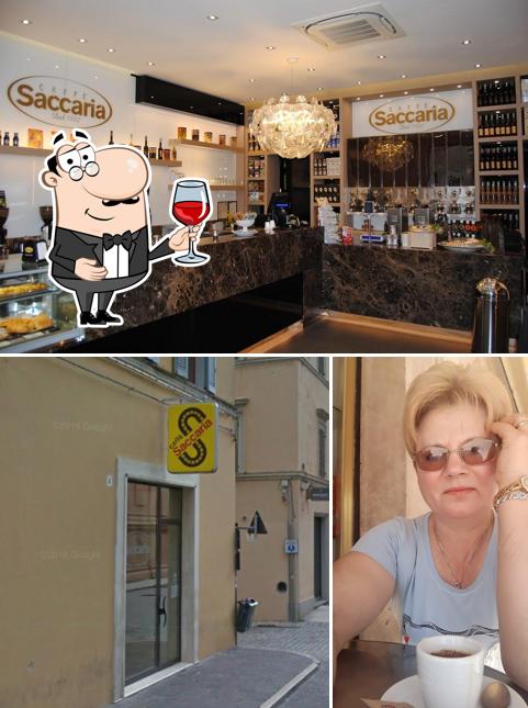 È gradevole godersi un bicchiere di vino a Caffè Saccaria