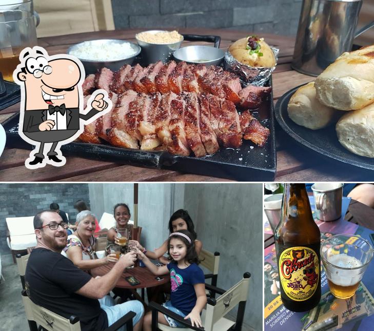 A interior e cerveja do restaurante