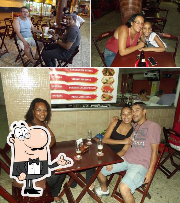 Sente em uma das mesas no Syd's Chopperia & Restaurante