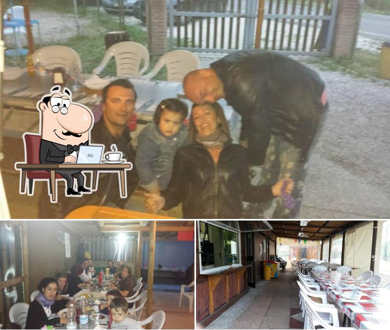 Siediti a un tavolo di il giardino del " DELTA "