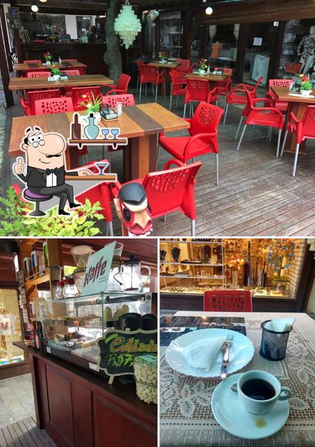 Sente em uma das mesas no Moinho do Porto Cafés Especiais