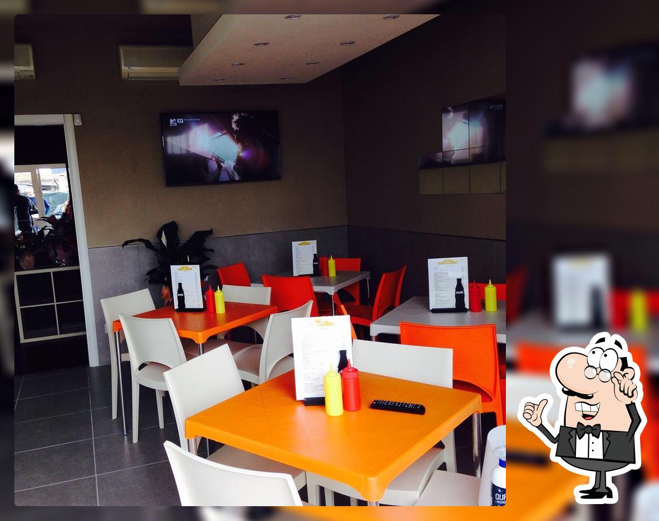 Siediti a un tavolo di Pizzeria Da Michelone