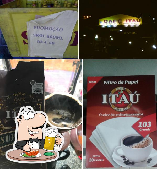 Desfute um copo de cerveja leve ou escura