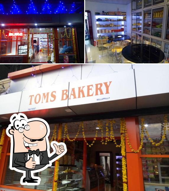Look at the pic of Toms Bakery