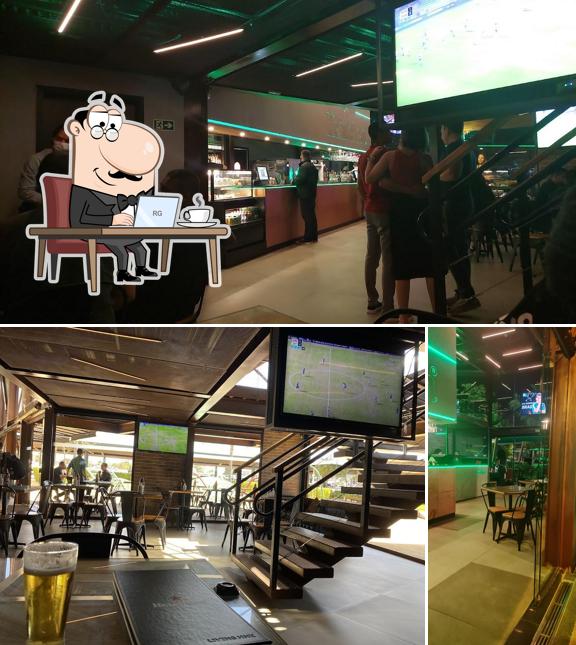 Sente em uma das mesas no Living HNK Brasília