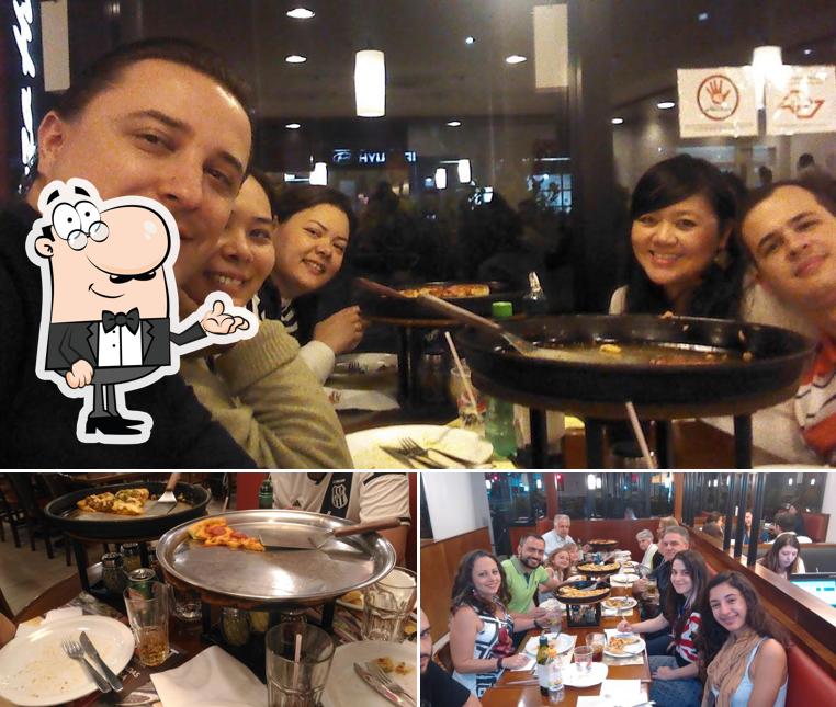 Sente em uma das mesas no Pizza Hut