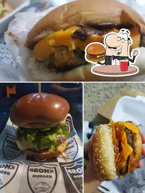 Deguste um dos hambúrgueres disponíveis no Bronx Burger hambúrgueria artesanal