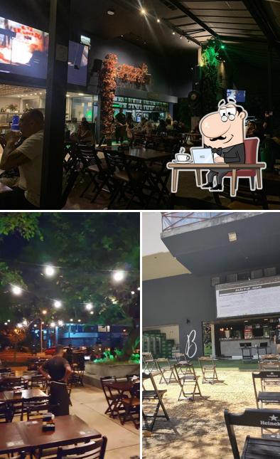 Sente em uma das mesas no Abençoado Bar Norte