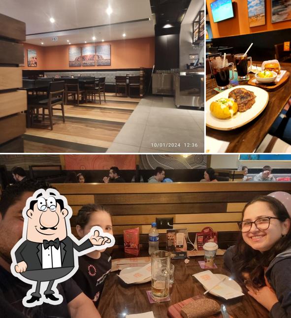 Sente em uma das mesas no Outback Steakhouse