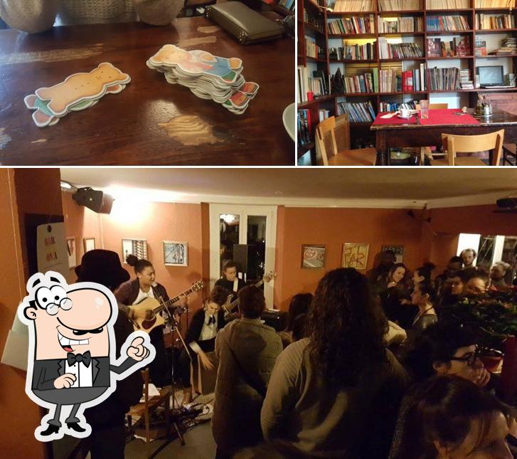 Gli interni di Biblio Café Tra l'altro