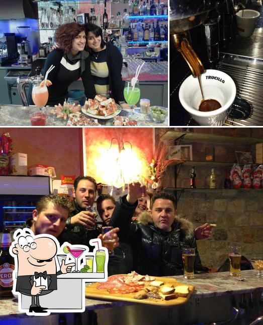 Dai un’occhiata alla foto che mostra la bancone da bar e bevanda di Roxan Cafè