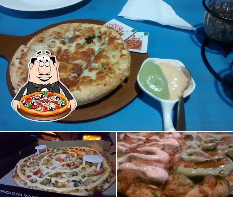 Try out pizza at Tossin Pizza Galleria Market