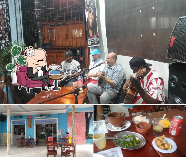 O interior do Bar do Zé Batidão