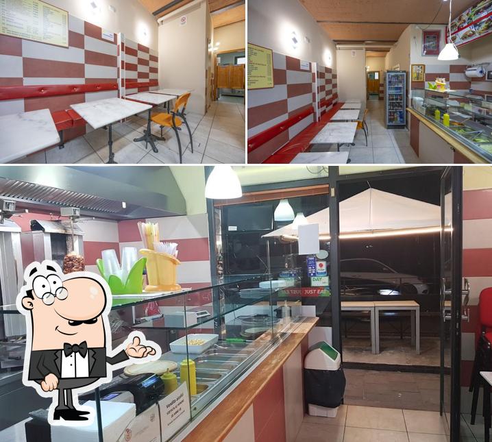 Gli interni di Halal Food Haq Bahu Kebab , Rosticceria e Hamburger