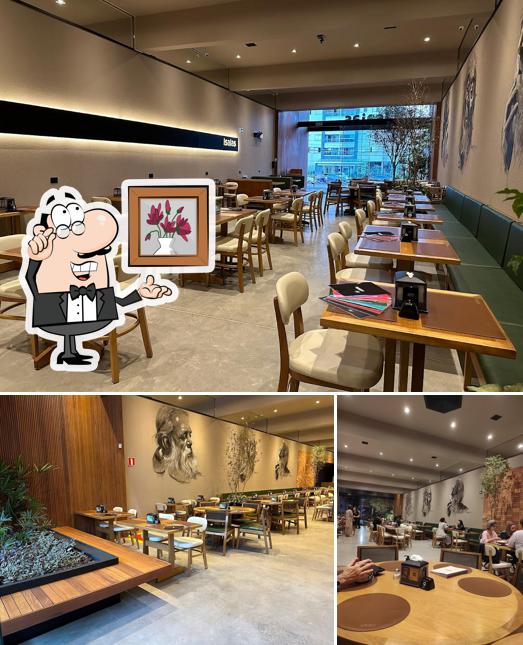 Sente em uma das mesas no isaias restaurante unidade Madre