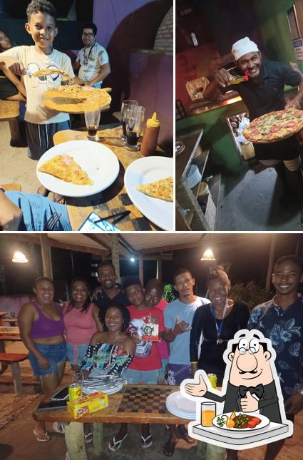 Esta é a foto mostrando comida e interior a Casa da pizza &Cia