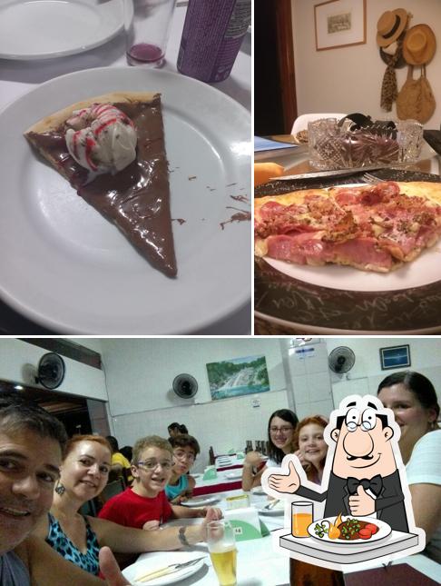 A ilustração a Pizzaria La Vera Napolitana’s comida e interior