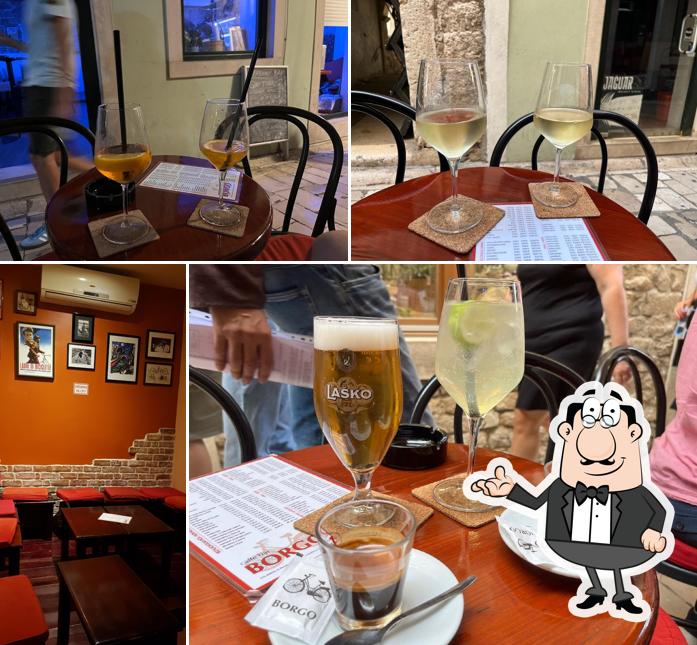 Siediti a un tavolo di Cafe Borgo