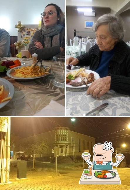 Entre diversos coisas, comida e exterior podem ser encontrados no Clube 31 de Outubro