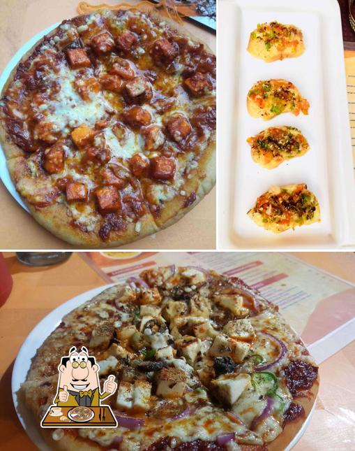 Try out pizza at The Sidewalk Cafe