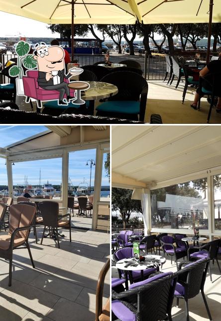 Siediti a un tavolo di Buffet Jadro