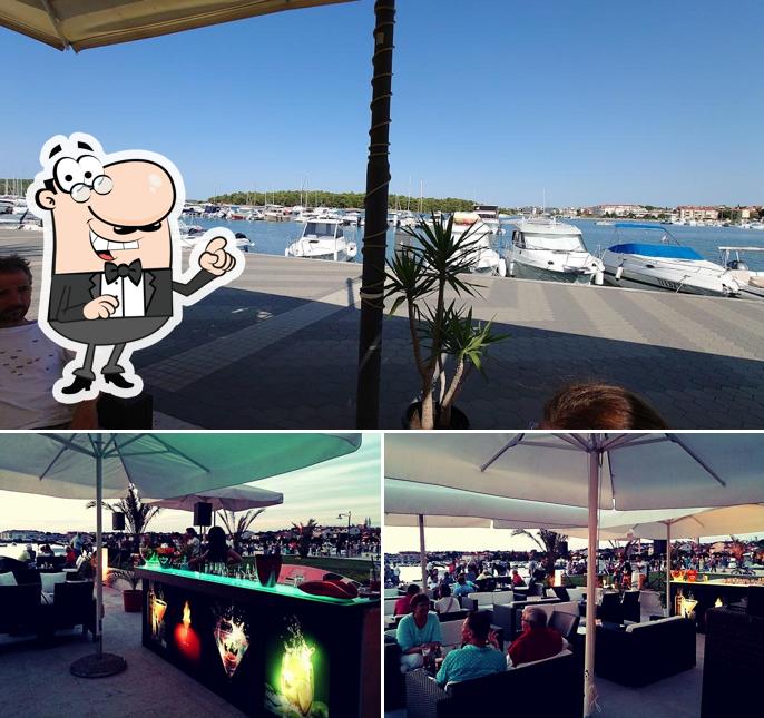 Dai un’occhiata alla foto che mostra la esterno e bancone da bar di Cocoaz Bar