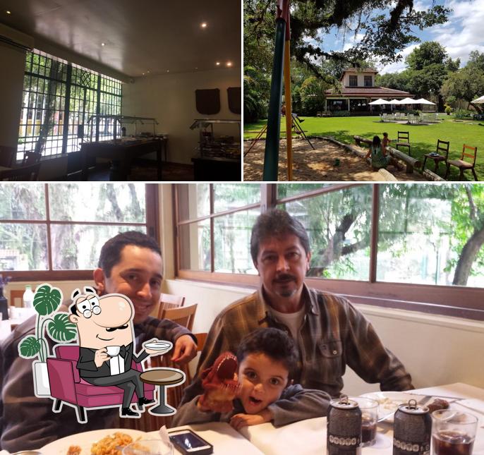 Sente em uma das mesas no Bistrô Pimenta Rosa