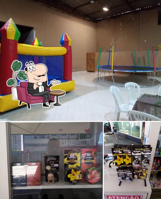 Dê uma olhada a foto ilustrando interior e comida no Posto Petrobras