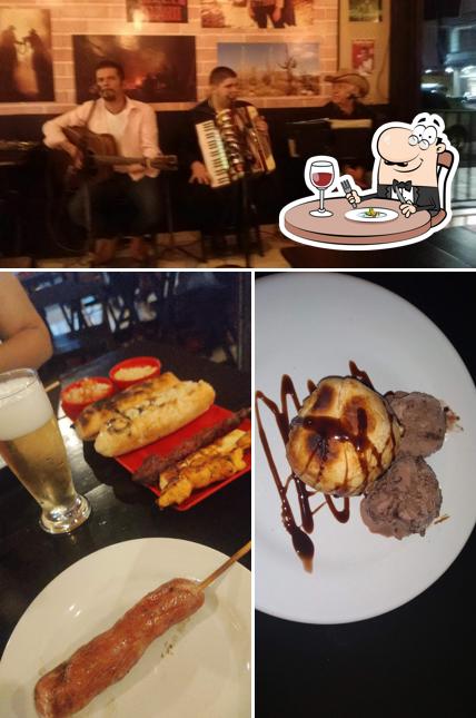 Dê uma olhada a foto mostrando comida e interior no Xerife espetinhos - V. Pires