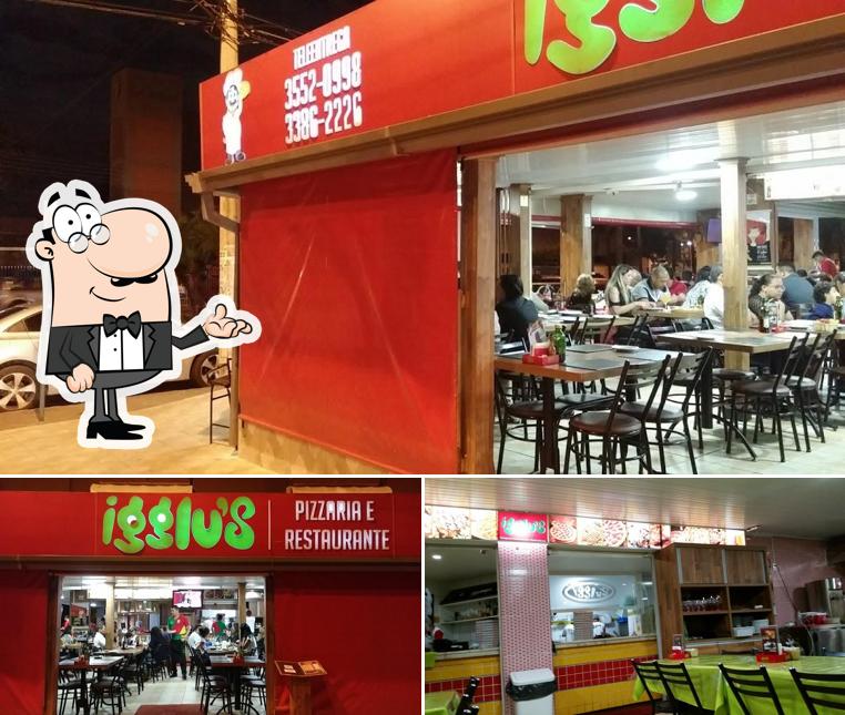 Sente em uma das mesas no Pizzaria Igglus E Restaurante