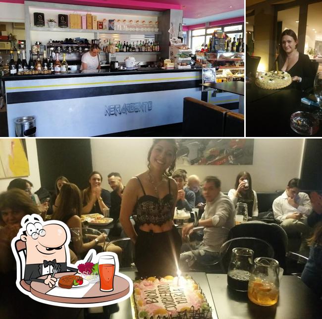 La immagine di tavolo da pranzo e esterno da Bar Neroargento