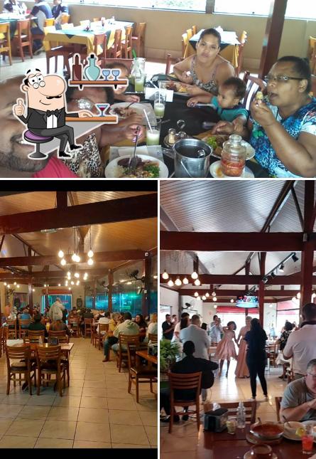 Sente em uma das mesas no Rancho do Sassá