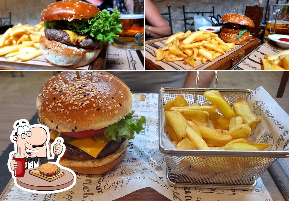 Prova uno dei tipi di hamburger disponibili a Restoran Capo