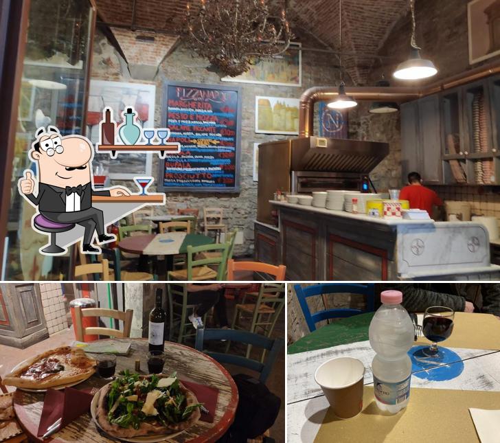 Dai un'occhiata agli interni di Pizza Napoli 1955