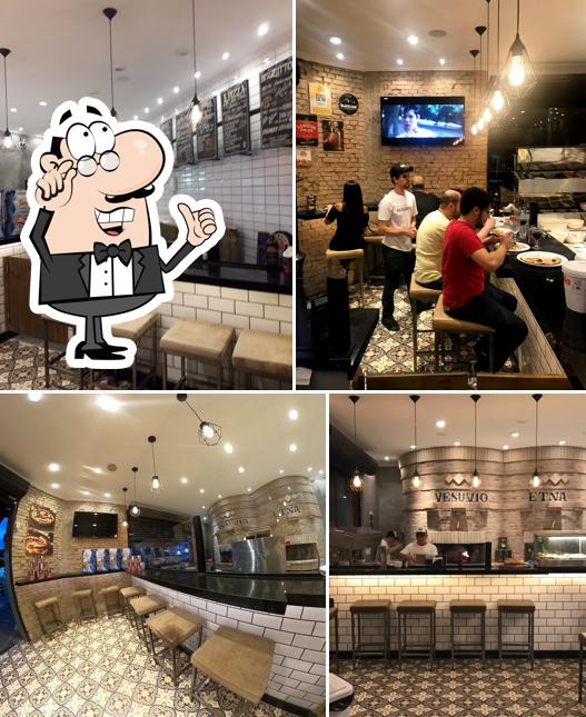 Sente em uma das mesas no Brazzatto Pizza